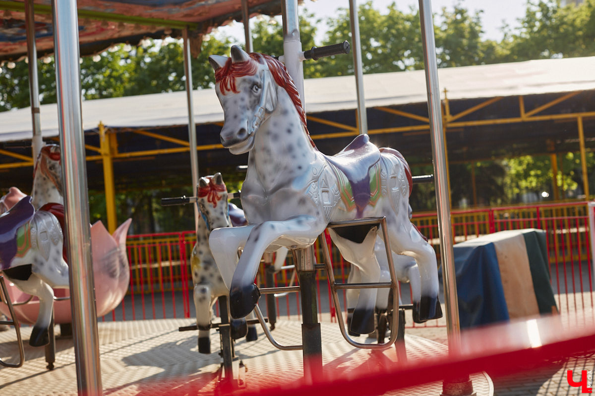 Владимирский парк аттракционов «Добро Лэнд» прошел проверку и приглашает гостей. В этом году на выбор сразу двадцать батутов и каруселей. Есть среди них и новинки. Причем планов по дальнейшему развитию еще много. Например, летом там обещают устроить мини-аквапарк для детей. Все подробности в нашем фоторепортаже.