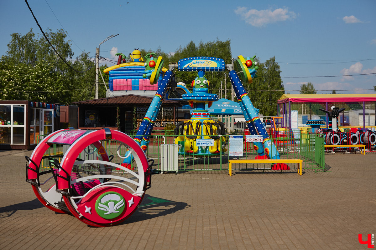 Владимирский парк аттракционов «Добро Лэнд» прошел проверку и приглашает гостей. В этом году на выбор сразу двадцать батутов и каруселей. Есть среди них и новинки. Причем планов по дальнейшему развитию еще много. Например, летом там обещают устроить мини-аквапарк для детей. Все подробности в нашем фоторепортаже.