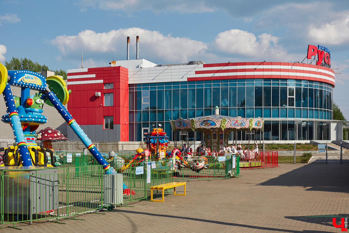 Владимирский парк аттракционов «Добро Лэнд» прошел проверку и приглашает гостей. В этом году на выбор сразу двадцать батутов и каруселей. Есть среди них и новинки. Причем планов по дальнейшему развитию еще много. Например, летом там обещают устроить мини-аквапарк для детей. Все подробности в нашем фоторепортаже.