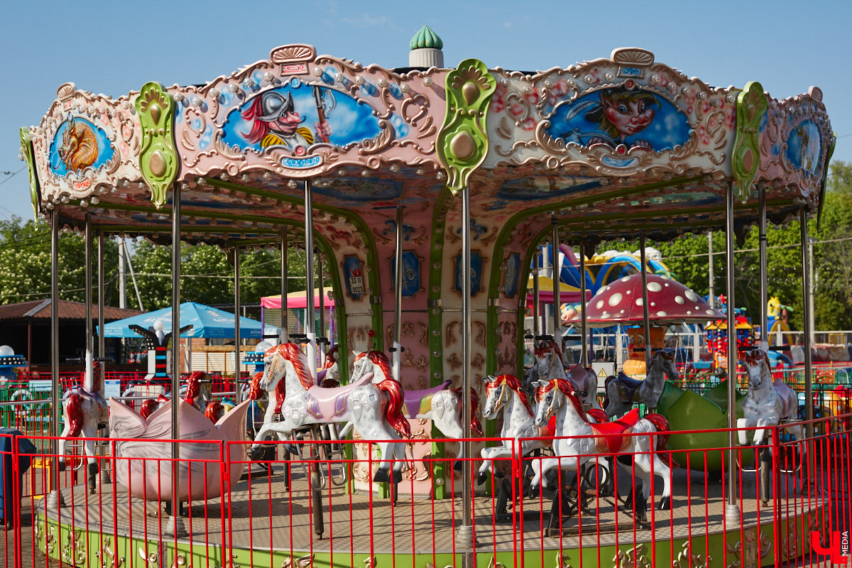 Владимирский парк аттракционов «Добро Лэнд» прошел проверку и приглашает гостей. В этом году на выбор сразу двадцать батутов и каруселей. Есть среди них и новинки. Причем планов по дальнейшему развитию еще много. Например, летом там обещают устроить мини-аквапарк для детей. Все подробности в нашем фоторепортаже.