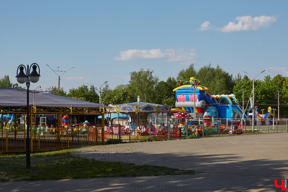 Владимирский парк аттракционов «Добро Лэнд» прошел проверку и приглашает гостей. В этом году на выбор сразу двадцать батутов и каруселей. Есть среди них и новинки. Причем планов по дальнейшему развитию еще много. Например, летом там обещают устроить мини-аквапарк для детей. Все подробности в нашем фоторепортаже.