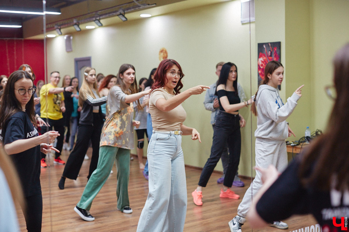 Не знаете, как провести вечер пятницы? Тогда посетите отчетный концерт двух творческих пространств Владимира. На сцену выйдут ученики и преподаватели танцевальной академии LaViDanza и лаборатории музыки Muzlab.PRО. Это стоит увидеть!