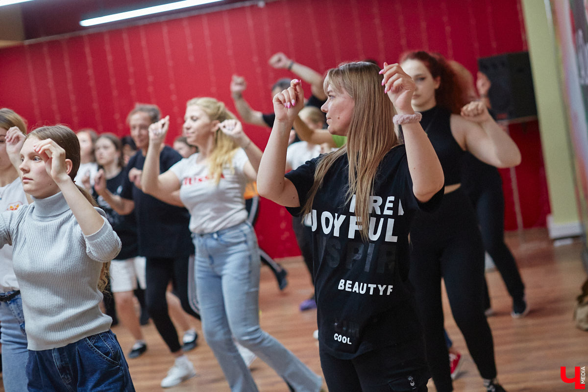 Не знаете, как провести вечер пятницы? Тогда посетите отчетный концерт двух творческих пространств Владимира. На сцену выйдут ученики и преподаватели танцевальной академии LaViDanza и лаборатории музыки Muzlab.PRО. Это стоит увидеть!