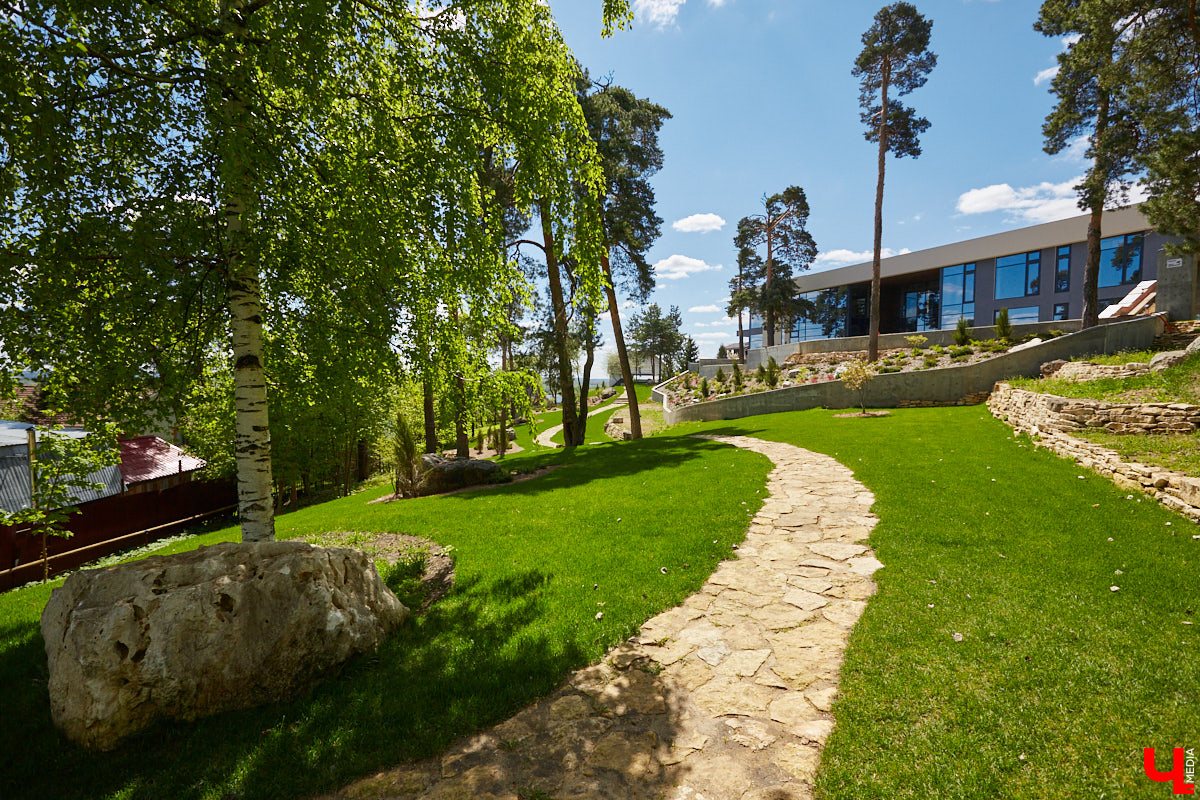 Что может быть лучше для красивых кадров, чем цветущие в мае деревья и кустарники на фоне? Только когда вся эта буйная палитра красок находится сразу в одном месте! Мы собрали для вас пять самых привлекательных локаций во Владимире, где можно не только полюбоваться природой, но и устроить нежный весенний фотосет на память.