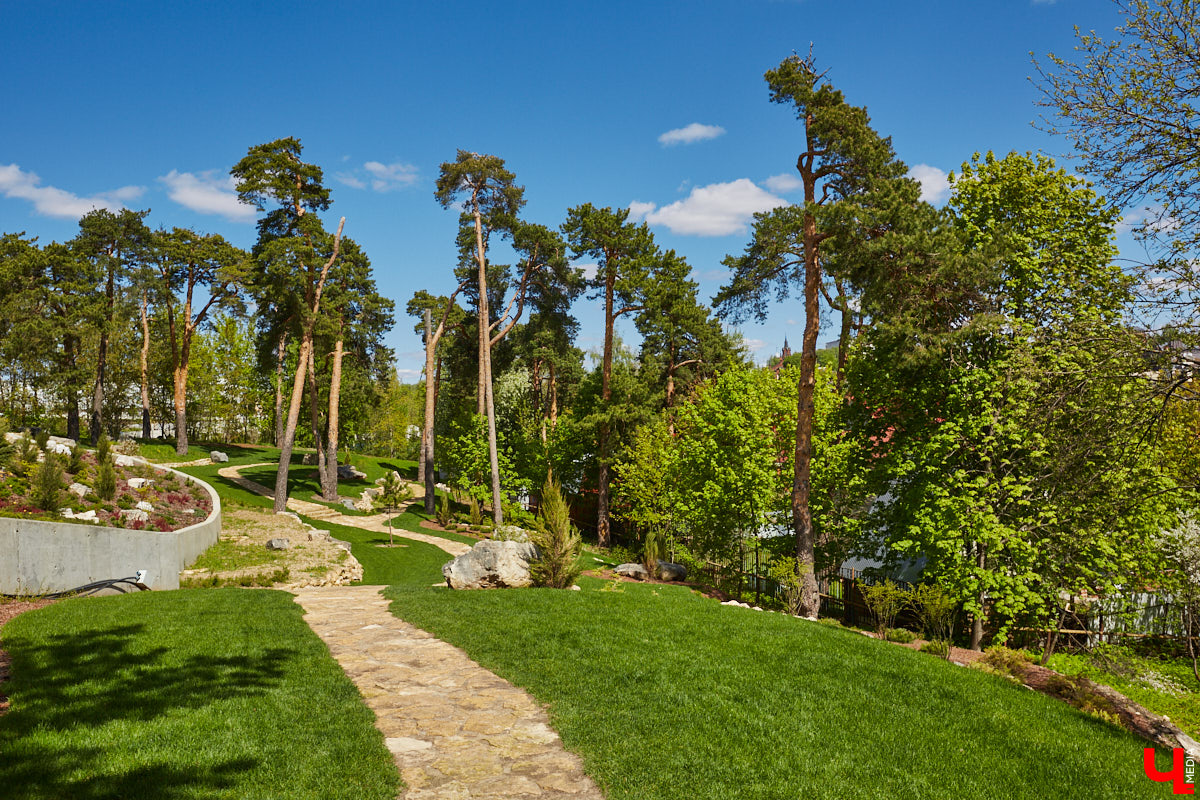 Что может быть лучше для красивых кадров, чем цветущие в мае деревья и кустарники на фоне? Только когда вся эта буйная палитра красок находится сразу в одном месте! Мы собрали для вас пять самых привлекательных локаций во Владимире, где можно не только полюбоваться природой, но и устроить нежный весенний фотосет на память.