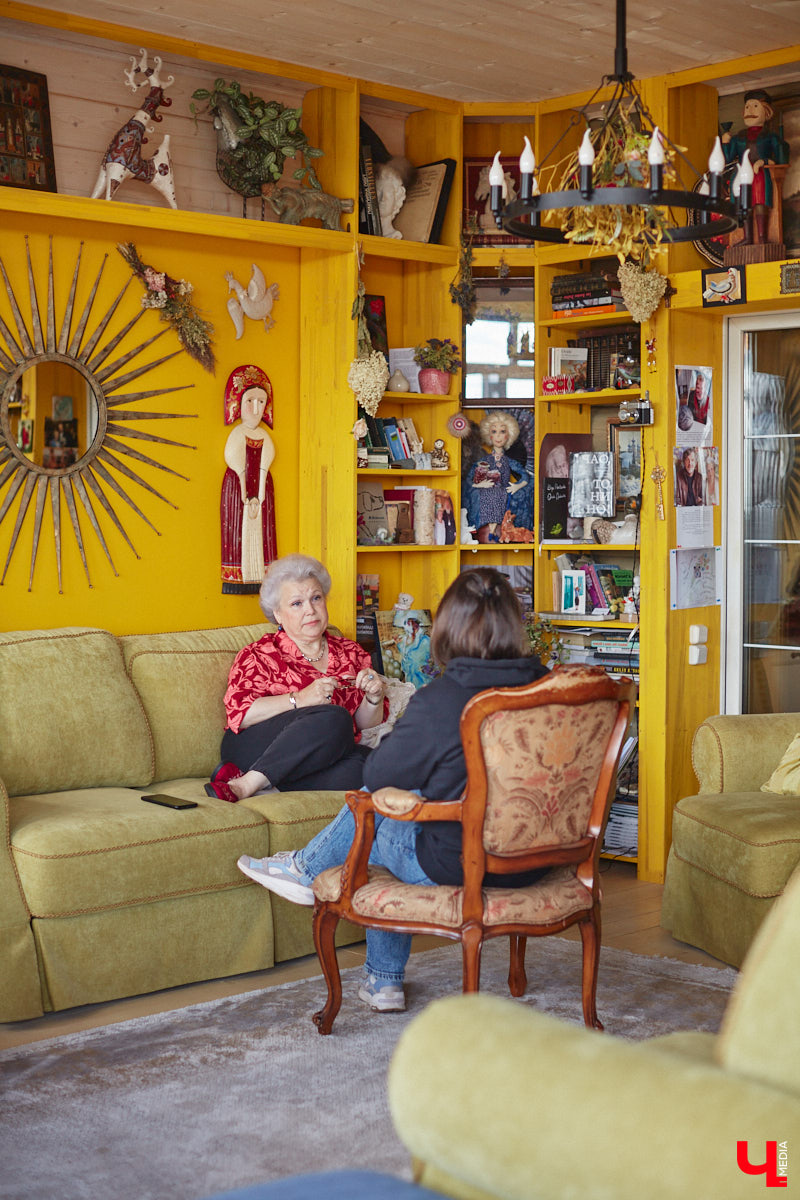 Гостевой дом «Частный визит» Елены Маньенан в Плёсе не раз признавали одним из красивейших мест России. Там останавливались Эмир Кустурица, Стивен Сигал, Рэйф Файнс, Алиса Фрейндлих, Валентин Юдашкин и многие другие публичные персоны. Но вот уже 2,5 года известный отельер, ресторатор и автор кулинарных книг проживает во Владимирской области. «Ключ-Медиа» выпал уникальный шанс побеседовать с этой потрясающей женщиной, и мы его, конечно же, не упустили!