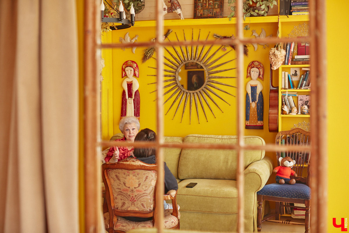 Гостевой дом «Частный визит» Елены Маньенан в Плёсе не раз признавали одним из красивейших мест России. Там останавливались Эмир Кустурица, Стивен Сигал, Рэйф Файнс, Алиса Фрейндлих, Валентин Юдашкин и многие другие публичные персоны. Но вот уже 2,5 года известный отельер, ресторатор и автор кулинарных книг проживает во Владимирской области. «Ключ-Медиа» выпал уникальный шанс побеседовать с этой потрясающей женщиной, и мы его, конечно же, не упустили!