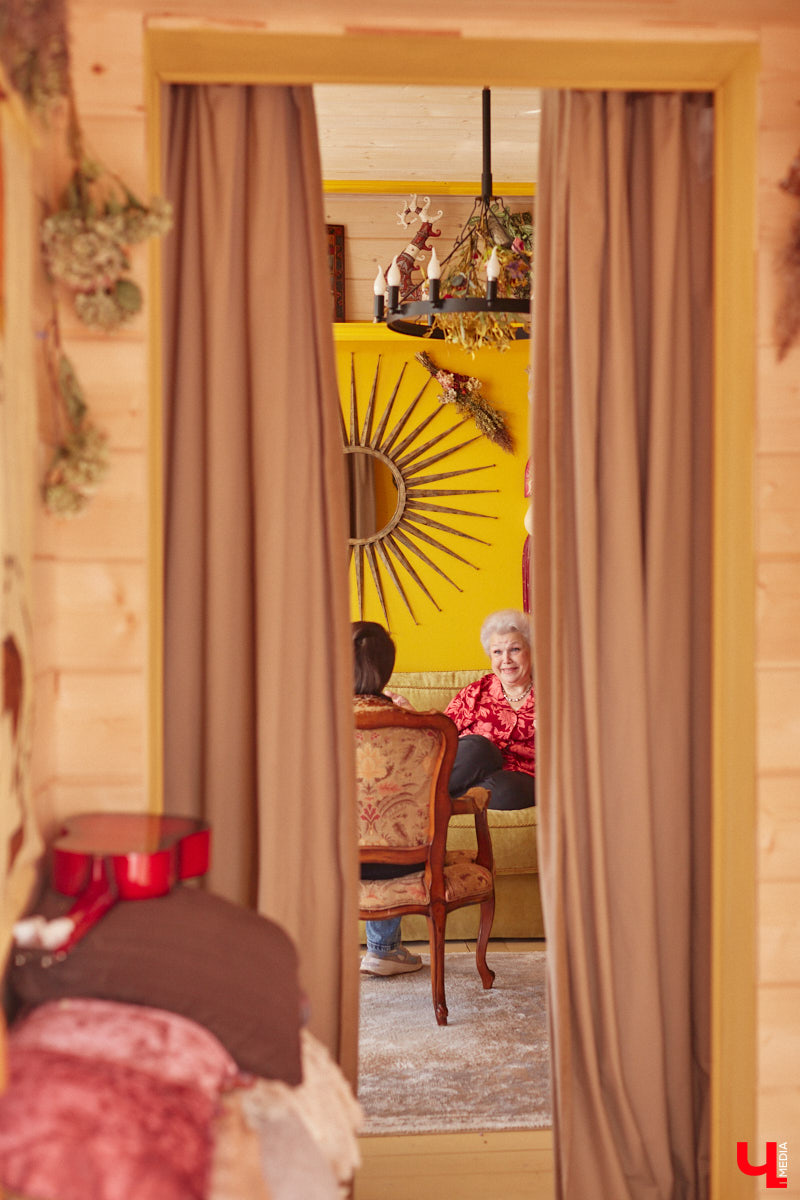 Гостевой дом «Частный визит» Елены Маньенан в Плёсе не раз признавали одним из красивейших мест России. Там останавливались Эмир Кустурица, Стивен Сигал, Рэйф Файнс, Алиса Фрейндлих, Валентин Юдашкин и многие другие публичные персоны. Но вот уже 2,5 года известный отельер, ресторатор и автор кулинарных книг проживает во Владимирской области. «Ключ-Медиа» выпал уникальный шанс побеседовать с этой потрясающей женщиной, и мы его, конечно же, не упустили!