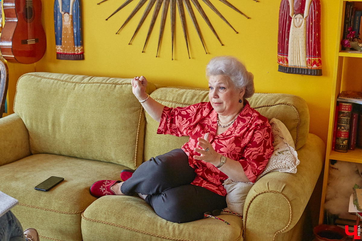 Гостевой дом «Частный визит» Елены Маньенан в Плёсе не раз признавали одним из красивейших мест России. Там останавливались Эмир Кустурица, Стивен Сигал, Рэйф Файнс, Алиса Фрейндлих, Валентин Юдашкин и многие другие публичные персоны. Но вот уже 2,5 года известный отельер, ресторатор и автор кулинарных книг проживает во Владимирской области. «Ключ-Медиа» выпал уникальный шанс побеседовать с этой потрясающей женщиной, и мы его, конечно же, не упустили!