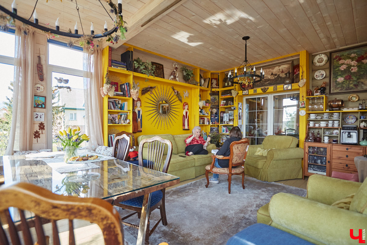 Гостевой дом «Частный визит» Елены Маньенан в Плёсе не раз признавали одним из красивейших мест России. Там останавливались Эмир Кустурица, Стивен Сигал, Рэйф Файнс, Алиса Фрейндлих, Валентин Юдашкин и многие другие публичные персоны. Но вот уже 2,5 года известный отельер, ресторатор и автор кулинарных книг проживает во Владимирской области. «Ключ-Медиа» выпал уникальный шанс побеседовать с этой потрясающей женщиной, и мы его, конечно же, не упустили!