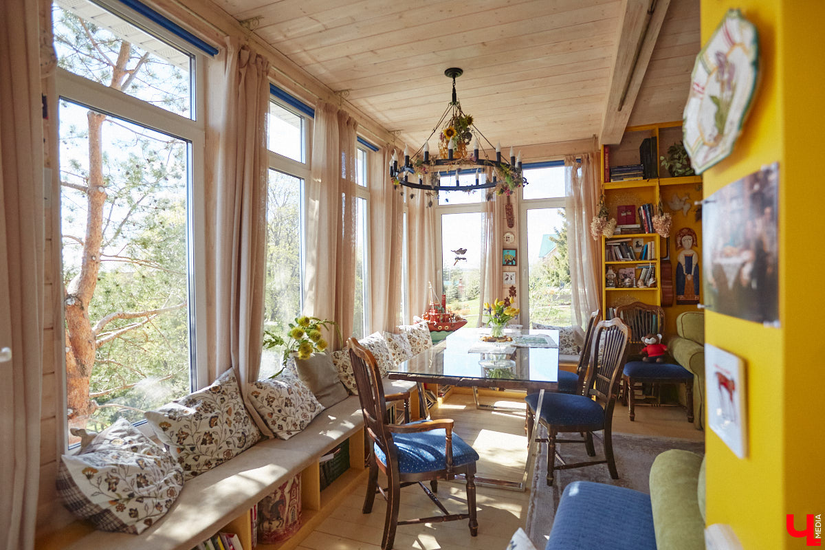 Гостевой дом «Частный визит» Елены Маньенан в Плёсе не раз признавали одним из красивейших мест России. Там останавливались Эмир Кустурица, Стивен Сигал, Рэйф Файнс, Алиса Фрейндлих, Валентин Юдашкин и многие другие публичные персоны. Но вот уже 2,5 года известный отельер, ресторатор и автор кулинарных книг проживает во Владимирской области. «Ключ-Медиа» выпал уникальный шанс побеседовать с этой потрясающей женщиной, и мы его, конечно же, не упустили!