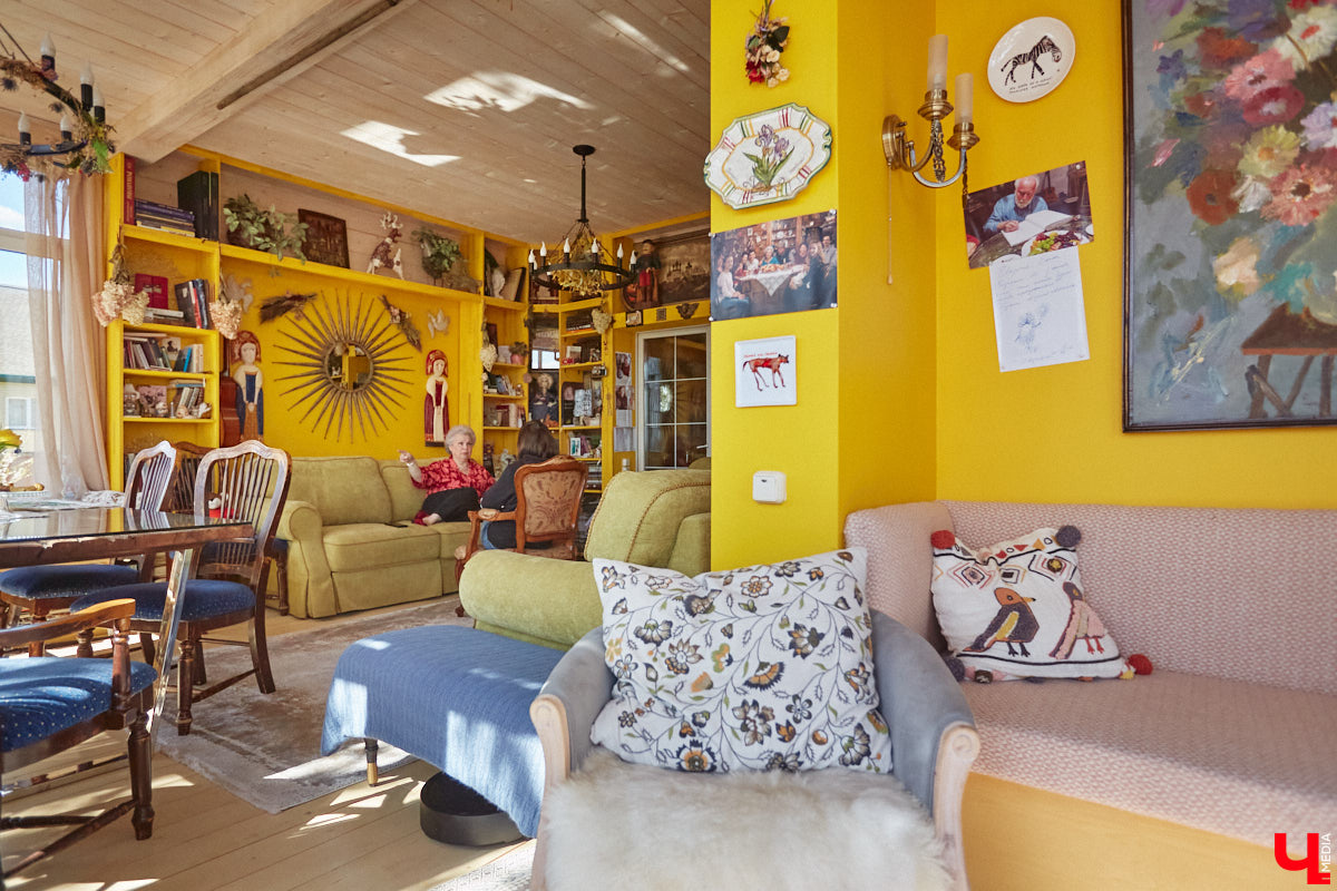 Гостевой дом «Частный визит» Елены Маньенан в Плёсе не раз признавали одним из красивейших мест России. Там останавливались Эмир Кустурица, Стивен Сигал, Рэйф Файнс, Алиса Фрейндлих, Валентин Юдашкин и многие другие публичные персоны. Но вот уже 2,5 года известный отельер, ресторатор и автор кулинарных книг проживает во Владимирской области. «Ключ-Медиа» выпал уникальный шанс побеседовать с этой потрясающей женщиной, и мы его, конечно же, не упустили!