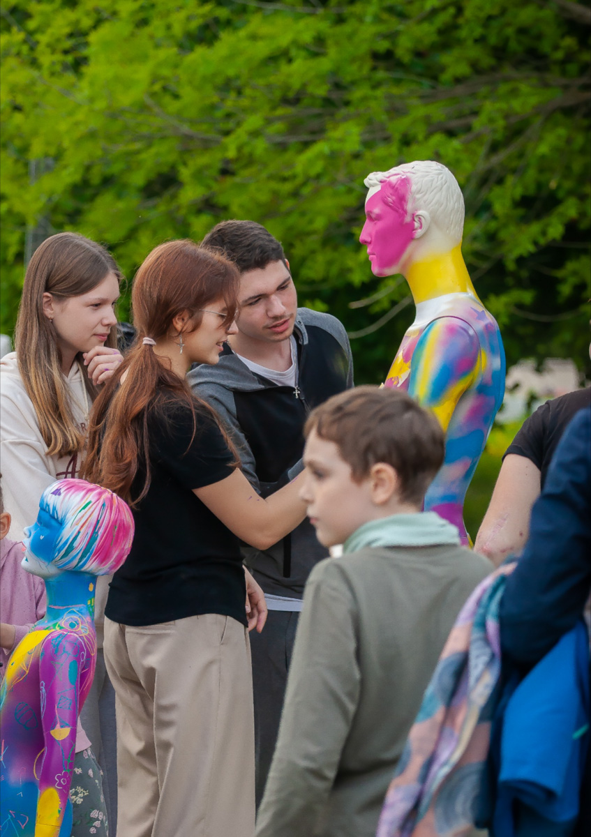 В минувшее воскресенье в центре Владимира прошел «Ресторанный день», причем в новом формате гастроарта. Еда как искусство и съедобные арт-объекты – результат коллаборации художников и кулинаров. Рассказываем, чем на этот раз горожан удивляло ставшее уже традиционным мероприятие.
