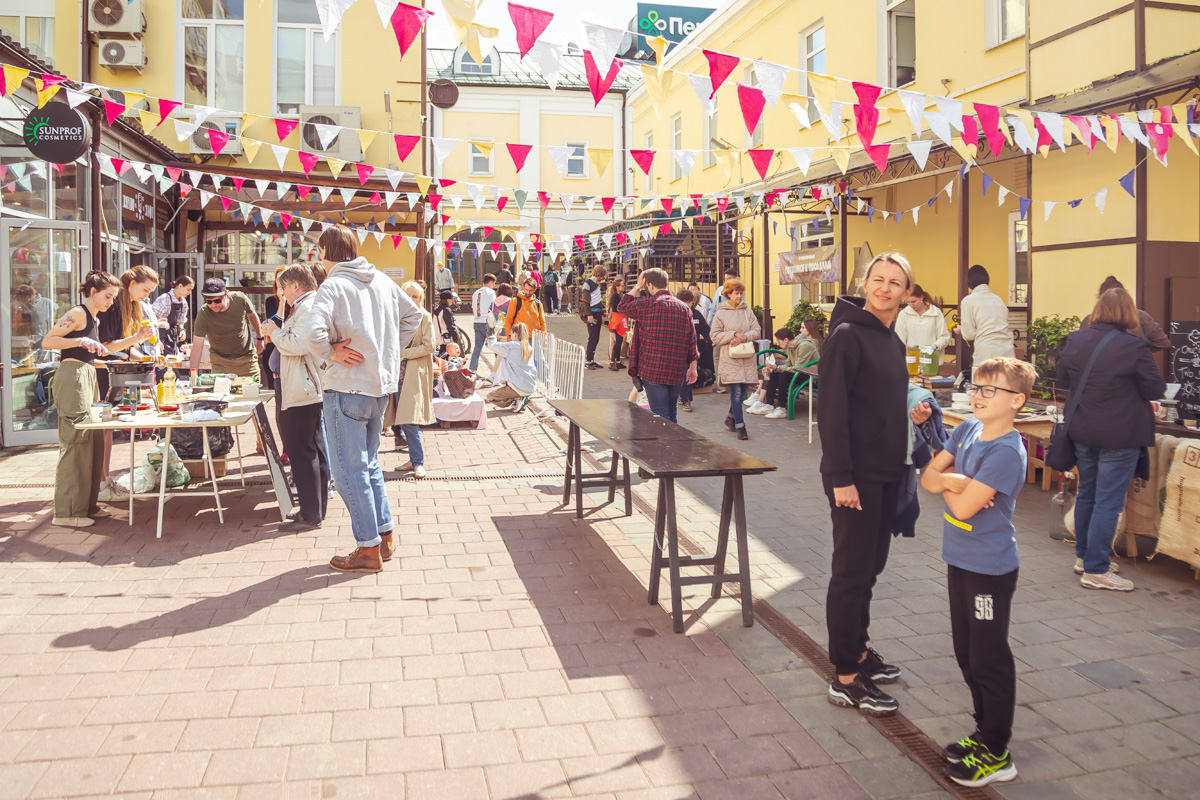 В минувшее воскресенье в центре Владимира прошел «Ресторанный день», причем в новом формате гастроарта. Еда как искусство и съедобные арт-объекты – результат коллаборации художников и кулинаров. Рассказываем, чем на этот раз горожан удивляло ставшее уже традиционным мероприятие.