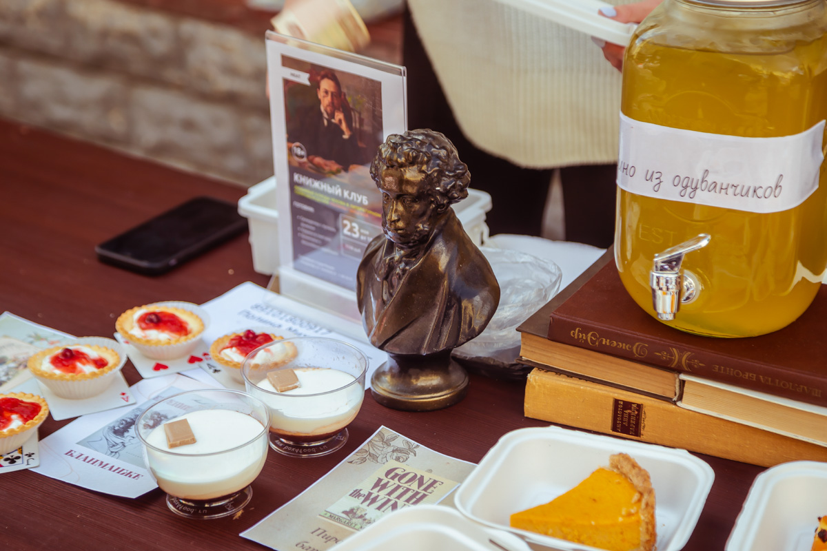 В минувшее воскресенье в центре Владимира прошел «Ресторанный день», причем в новом формате гастроарта. Еда как искусство и съедобные арт-объекты – результат коллаборации художников и кулинаров. Рассказываем, чем на этот раз горожан удивляло ставшее уже традиционным мероприятие.