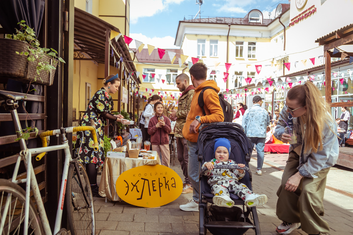 В минувшее воскресенье в центре Владимира прошел «Ресторанный день», причем в новом формате гастроарта. Еда как искусство и съедобные арт-объекты – результат коллаборации художников и кулинаров. Рассказываем, чем на этот раз горожан удивляло ставшее уже традиционным мероприятие.