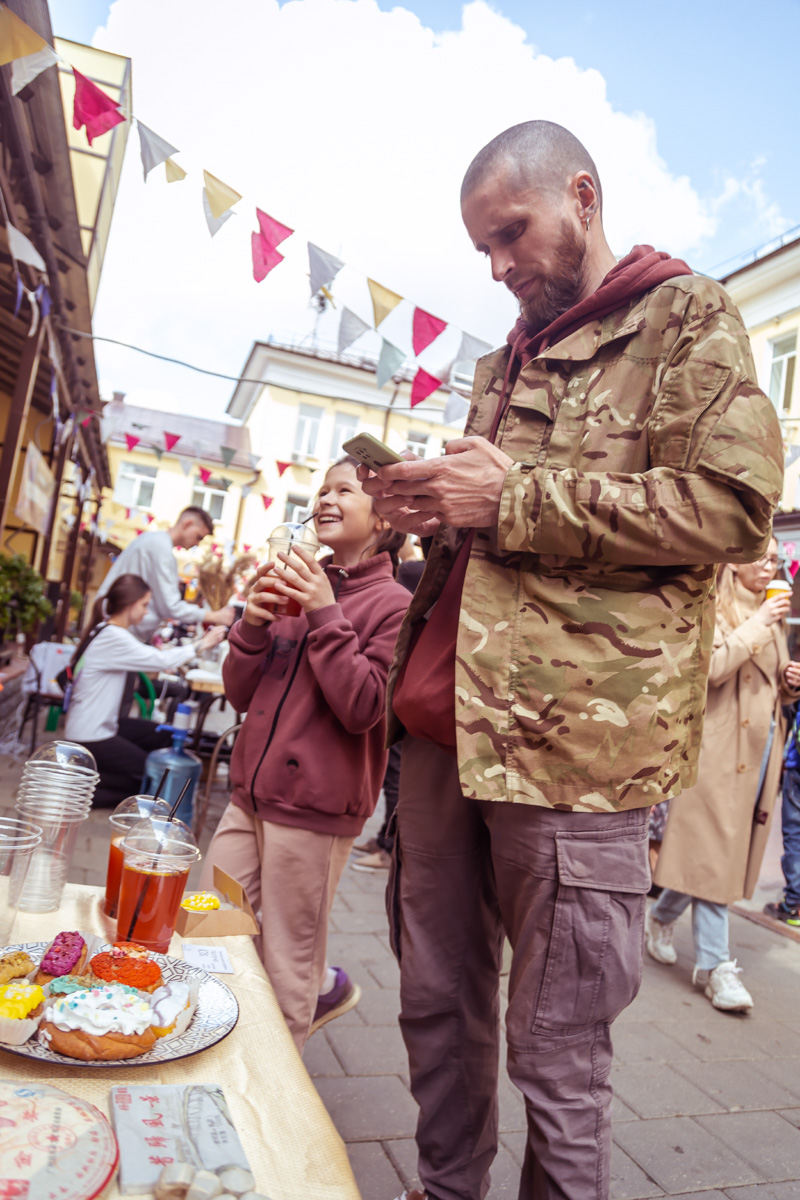 В минувшее воскресенье в центре Владимира прошел «Ресторанный день», причем в новом формате гастроарта. Еда как искусство и съедобные арт-объекты – результат коллаборации художников и кулинаров. Рассказываем, чем на этот раз горожан удивляло ставшее уже традиционным мероприятие.