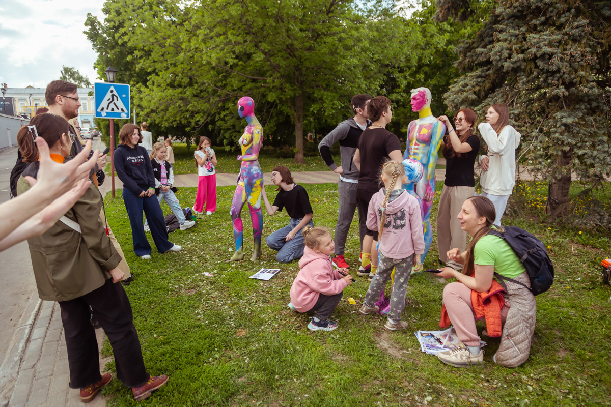 В минувшее воскресенье в центре Владимира прошел «Ресторанный день», причем в новом формате гастроарта. Еда как искусство и съедобные арт-объекты – результат коллаборации художников и кулинаров. Рассказываем, чем на этот раз горожан удивляло ставшее уже традиционным мероприятие.