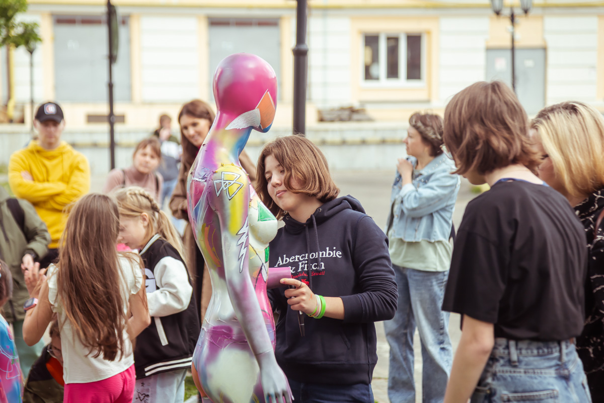 В минувшее воскресенье в центре Владимира прошел «Ресторанный день», причем в новом формате гастроарта. Еда как искусство и съедобные арт-объекты – результат коллаборации художников и кулинаров. Рассказываем, чем на этот раз горожан удивляло ставшее уже традиционным мероприятие.