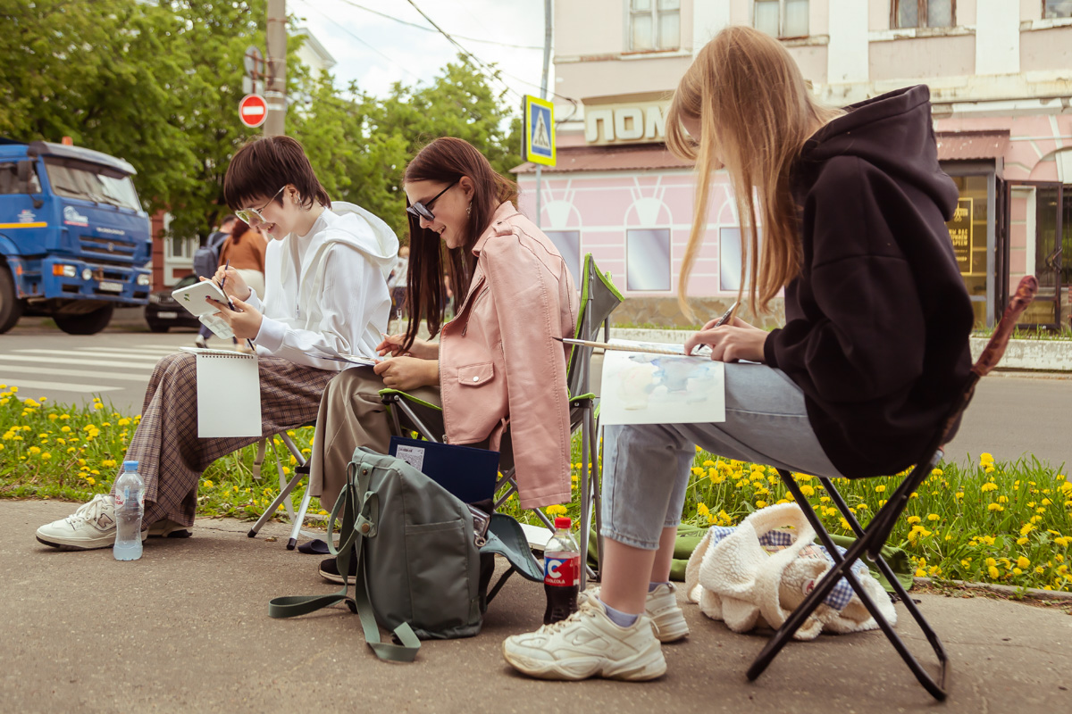 В минувшее воскресенье в центре Владимира прошел «Ресторанный день», причем в новом формате гастроарта. Еда как искусство и съедобные арт-объекты – результат коллаборации художников и кулинаров. Рассказываем, чем на этот раз горожан удивляло ставшее уже традиционным мероприятие.