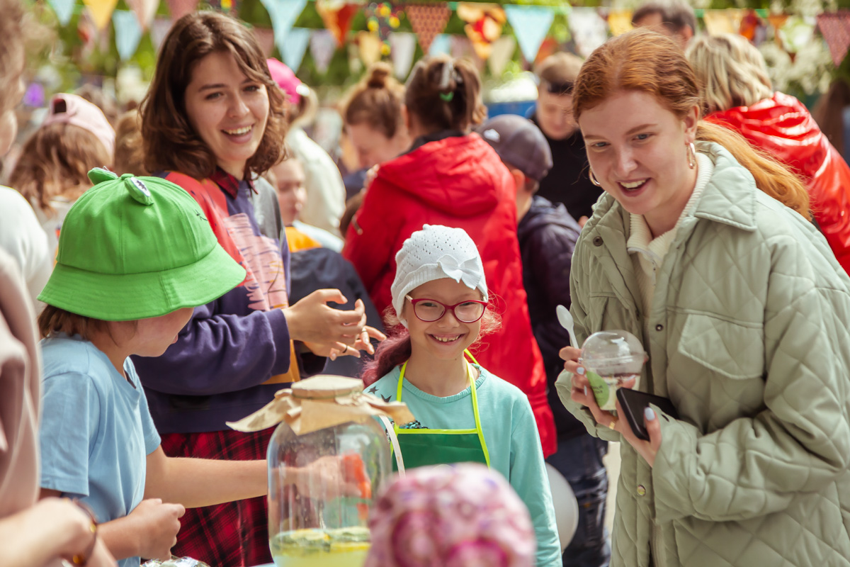 В минувшее воскресенье в центре Владимира прошел «Ресторанный день», причем в новом формате гастроарта. Еда как искусство и съедобные арт-объекты – результат коллаборации художников и кулинаров. Рассказываем, чем на этот раз горожан удивляло ставшее уже традиционным мероприятие.