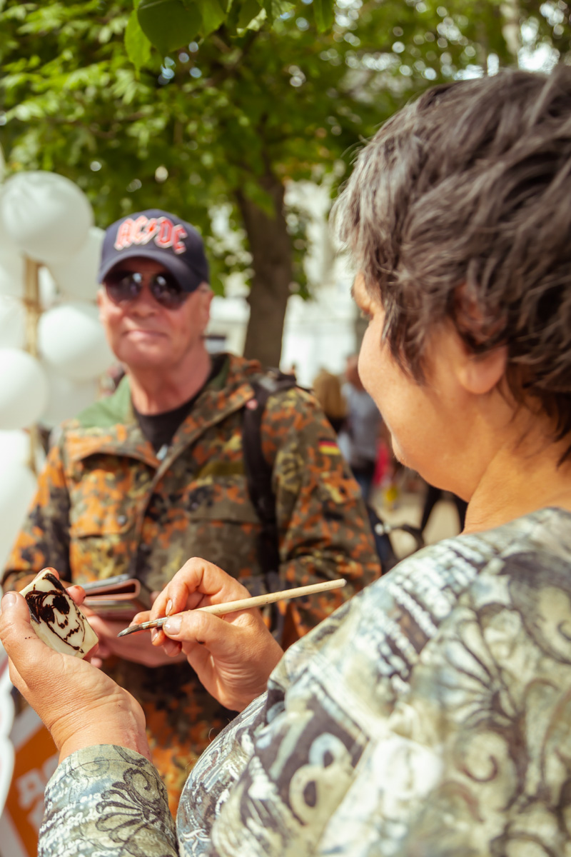 В минувшее воскресенье в центре Владимира прошел «Ресторанный день», причем в новом формате гастроарта. Еда как искусство и съедобные арт-объекты – результат коллаборации художников и кулинаров. Рассказываем, чем на этот раз горожан удивляло ставшее уже традиционным мероприятие.