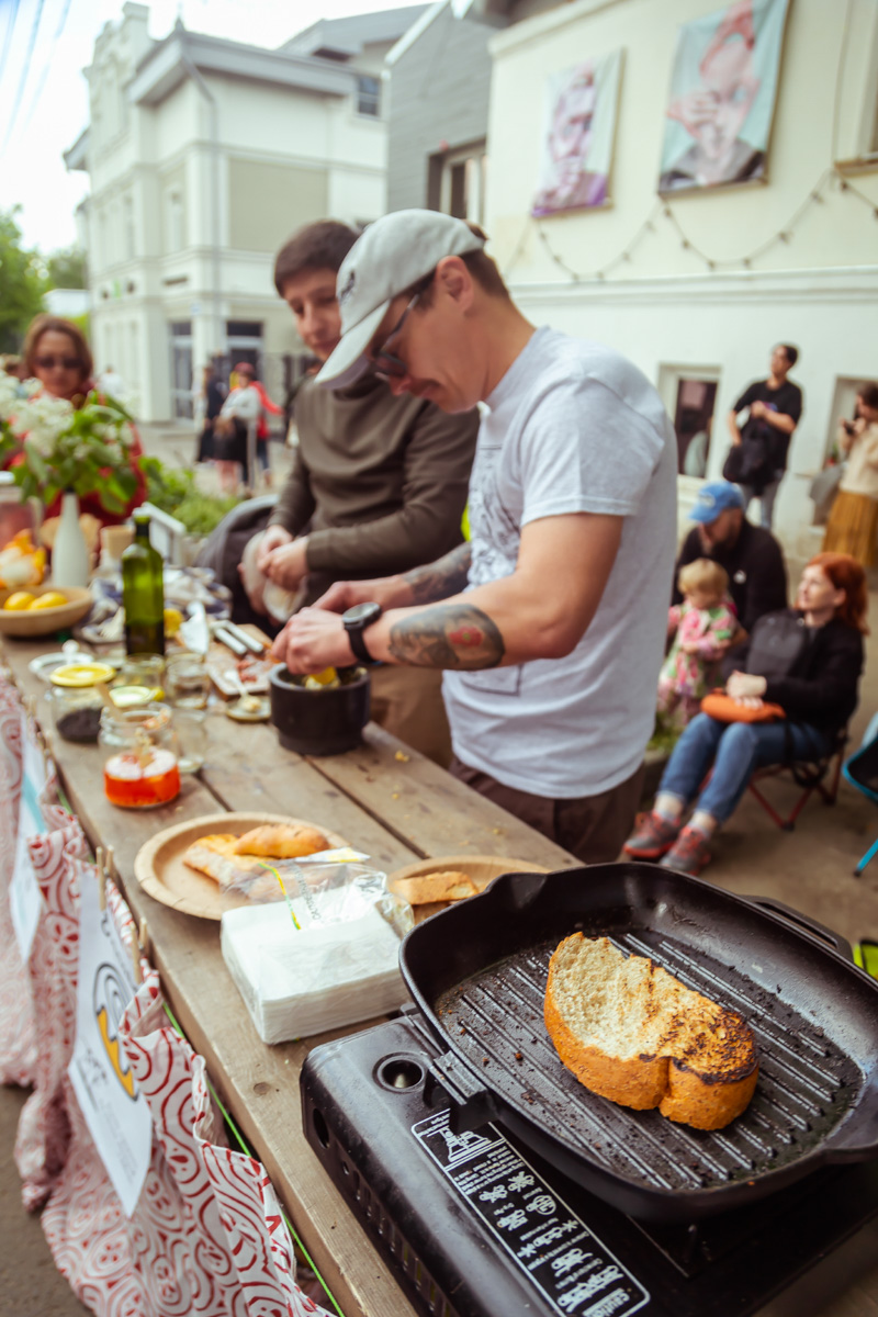 В минувшее воскресенье в центре Владимира прошел «Ресторанный день», причем в новом формате гастроарта. Еда как искусство и съедобные арт-объекты – результат коллаборации художников и кулинаров. Рассказываем, чем на этот раз горожан удивляло ставшее уже традиционным мероприятие.
