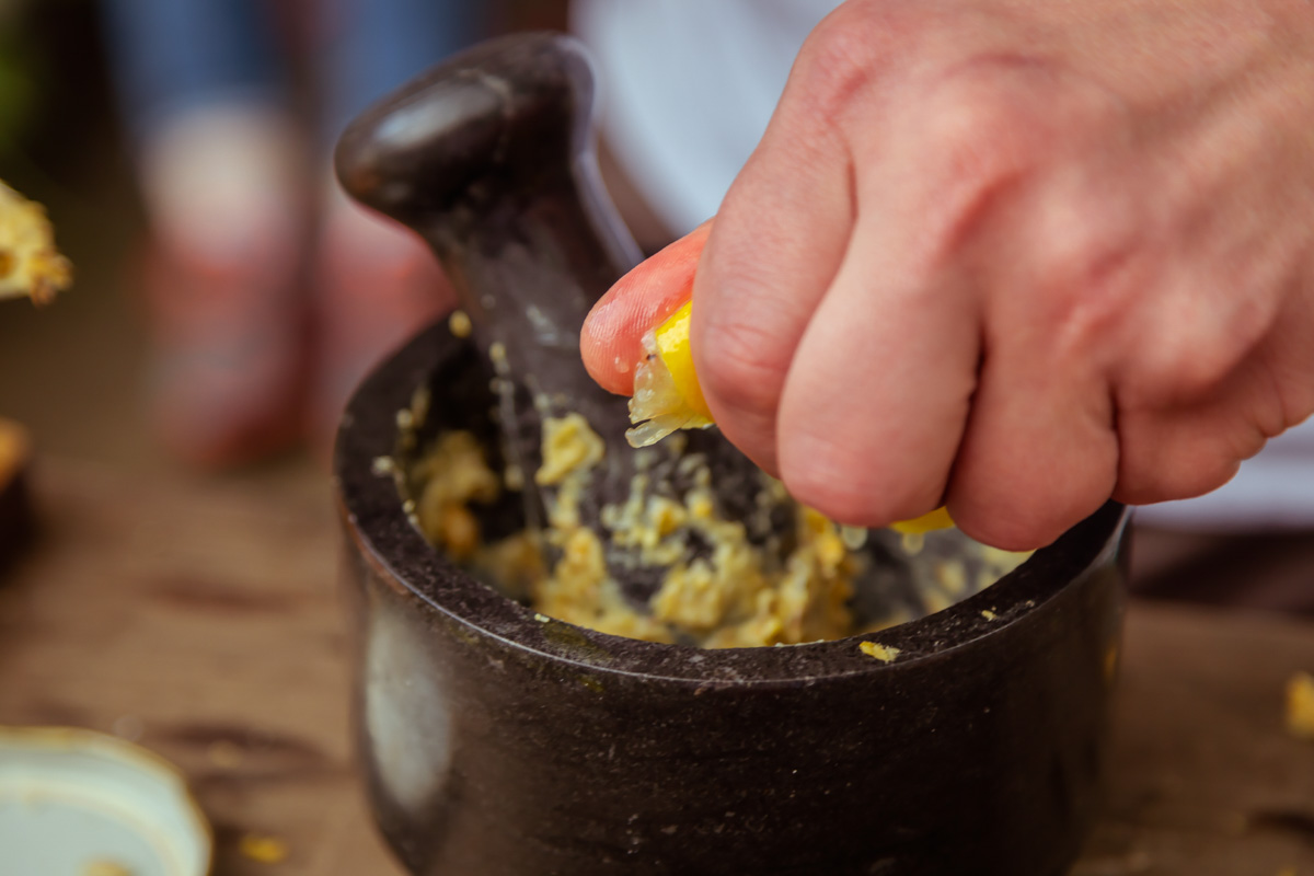 В минувшее воскресенье в центре Владимира прошел «Ресторанный день», причем в новом формате гастроарта. Еда как искусство и съедобные арт-объекты – результат коллаборации художников и кулинаров. Рассказываем, чем на этот раз горожан удивляло ставшее уже традиционным мероприятие.