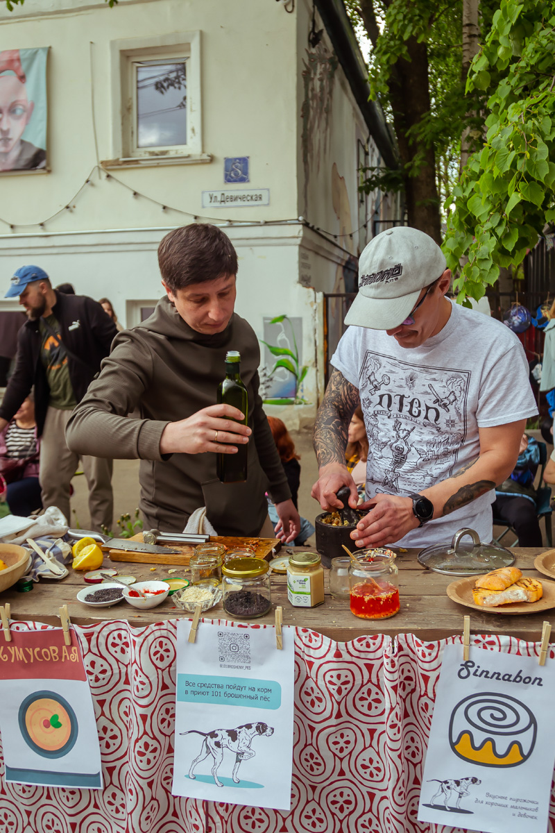 В минувшее воскресенье в центре Владимира прошел «Ресторанный день», причем в новом формате гастроарта. Еда как искусство и съедобные арт-объекты – результат коллаборации художников и кулинаров. Рассказываем, чем на этот раз горожан удивляло ставшее уже традиционным мероприятие.