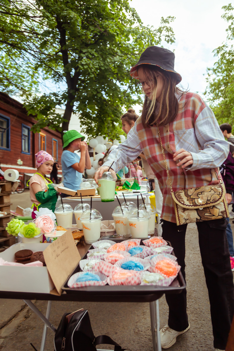В минувшее воскресенье в центре Владимира прошел «Ресторанный день», причем в новом формате гастроарта. Еда как искусство и съедобные арт-объекты – результат коллаборации художников и кулинаров. Рассказываем, чем на этот раз горожан удивляло ставшее уже традиционным мероприятие.