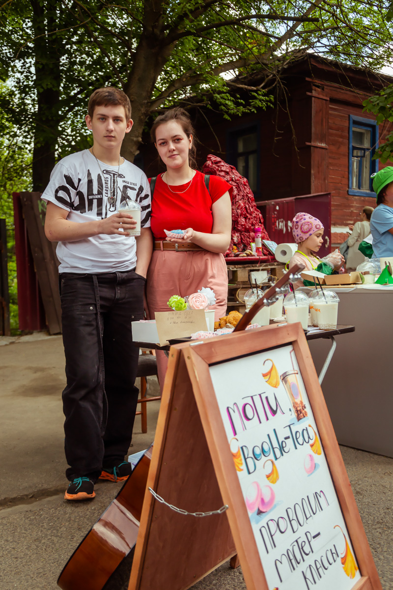 В минувшее воскресенье в центре Владимира прошел «Ресторанный день», причем в новом формате гастроарта. Еда как искусство и съедобные арт-объекты – результат коллаборации художников и кулинаров. Рассказываем, чем на этот раз горожан удивляло ставшее уже традиционным мероприятие.
