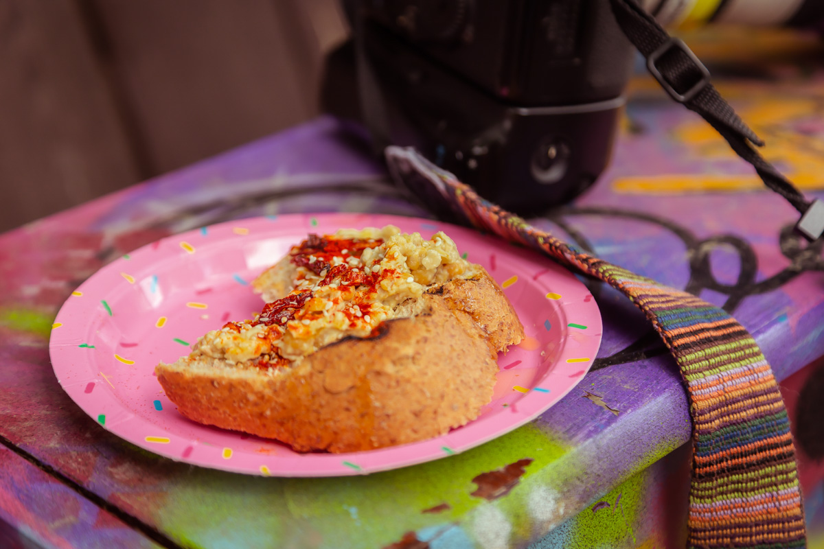 В минувшее воскресенье в центре Владимира прошел «Ресторанный день», причем в новом формате гастроарта. Еда как искусство и съедобные арт-объекты – результат коллаборации художников и кулинаров. Рассказываем, чем на этот раз горожан удивляло ставшее уже традиционным мероприятие.