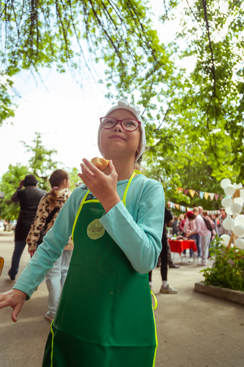 В минувшее воскресенье в центре Владимира прошел «Ресторанный день», причем в новом формате гастроарта. Еда как искусство и съедобные арт-объекты – результат коллаборации художников и кулинаров. Рассказываем, чем на этот раз горожан удивляло ставшее уже традиционным мероприятие.