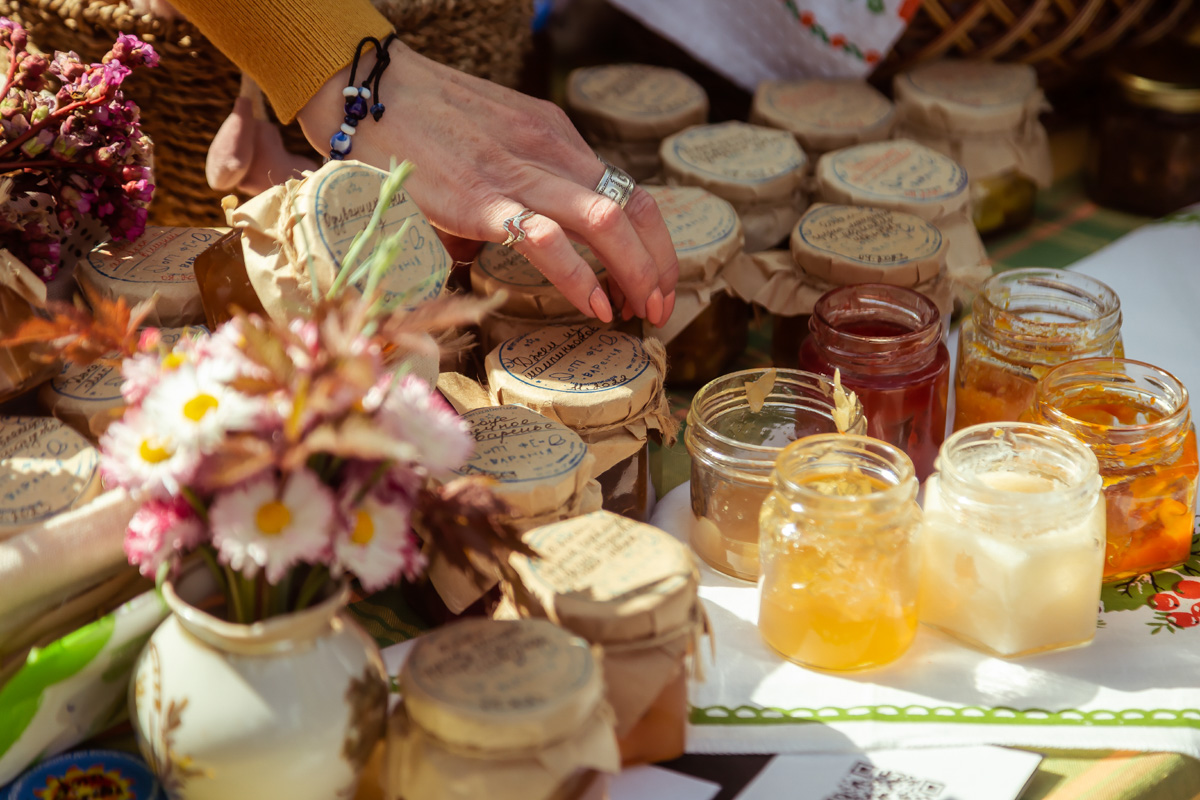 В минувшее воскресенье в центре Владимира прошел «Ресторанный день», причем в новом формате гастроарта. Еда как искусство и съедобные арт-объекты – результат коллаборации художников и кулинаров. Рассказываем, чем на этот раз горожан удивляло ставшее уже традиционным мероприятие.