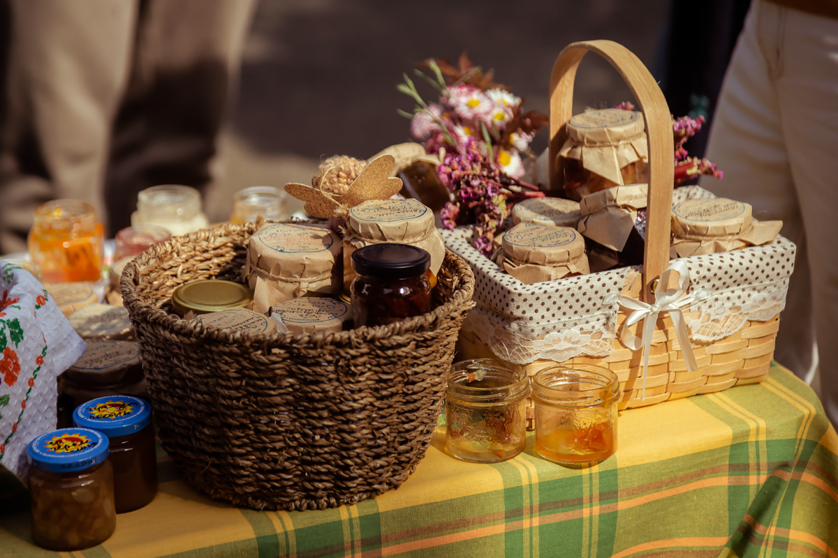 В минувшее воскресенье в центре Владимира прошел «Ресторанный день», причем в новом формате гастроарта. Еда как искусство и съедобные арт-объекты – результат коллаборации художников и кулинаров. Рассказываем, чем на этот раз горожан удивляло ставшее уже традиционным мероприятие.