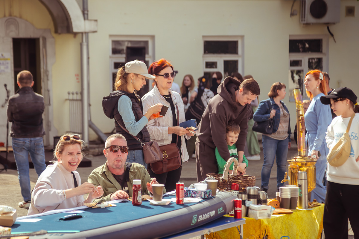 В минувшее воскресенье в центре Владимира прошел «Ресторанный день», причем в новом формате гастроарта. Еда как искусство и съедобные арт-объекты – результат коллаборации художников и кулинаров. Рассказываем, чем на этот раз горожан удивляло ставшее уже традиционным мероприятие.