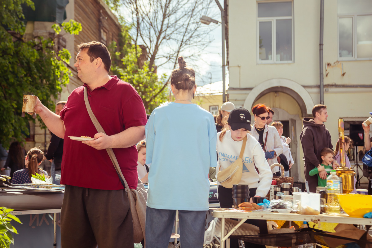 В минувшее воскресенье в центре Владимира прошел «Ресторанный день», причем в новом формате гастроарта. Еда как искусство и съедобные арт-объекты – результат коллаборации художников и кулинаров. Рассказываем, чем на этот раз горожан удивляло ставшее уже традиционным мероприятие.