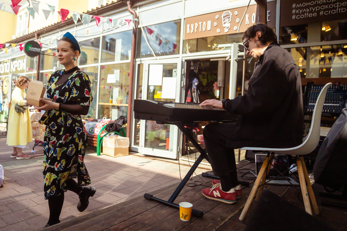 В минувшее воскресенье в центре Владимира прошел «Ресторанный день», причем в новом формате гастроарта. Еда как искусство и съедобные арт-объекты – результат коллаборации художников и кулинаров. Рассказываем, чем на этот раз горожан удивляло ставшее уже традиционным мероприятие.