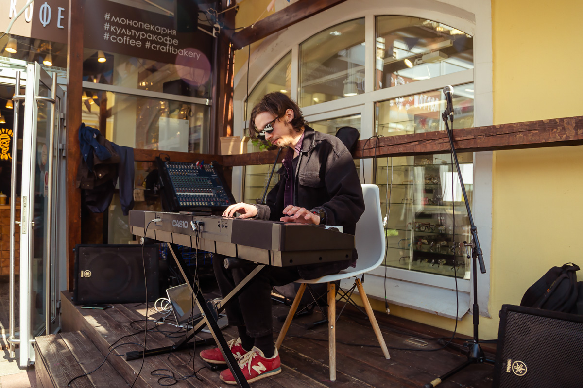 В минувшее воскресенье в центре Владимира прошел «Ресторанный день», причем в новом формате гастроарта. Еда как искусство и съедобные арт-объекты – результат коллаборации художников и кулинаров. Рассказываем, чем на этот раз горожан удивляло ставшее уже традиционным мероприятие.