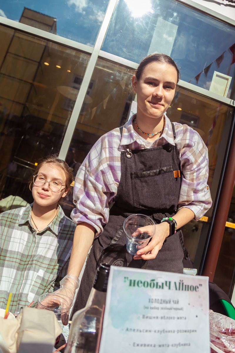 В минувшее воскресенье в центре Владимира прошел «Ресторанный день», причем в новом формате гастроарта. Еда как искусство и съедобные арт-объекты – результат коллаборации художников и кулинаров. Рассказываем, чем на этот раз горожан удивляло ставшее уже традиционным мероприятие.
