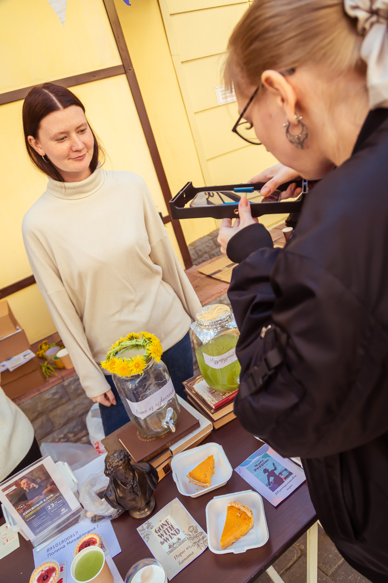 В минувшее воскресенье в центре Владимира прошел «Ресторанный день», причем в новом формате гастроарта. Еда как искусство и съедобные арт-объекты – результат коллаборации художников и кулинаров. Рассказываем, чем на этот раз горожан удивляло ставшее уже традиционным мероприятие.
