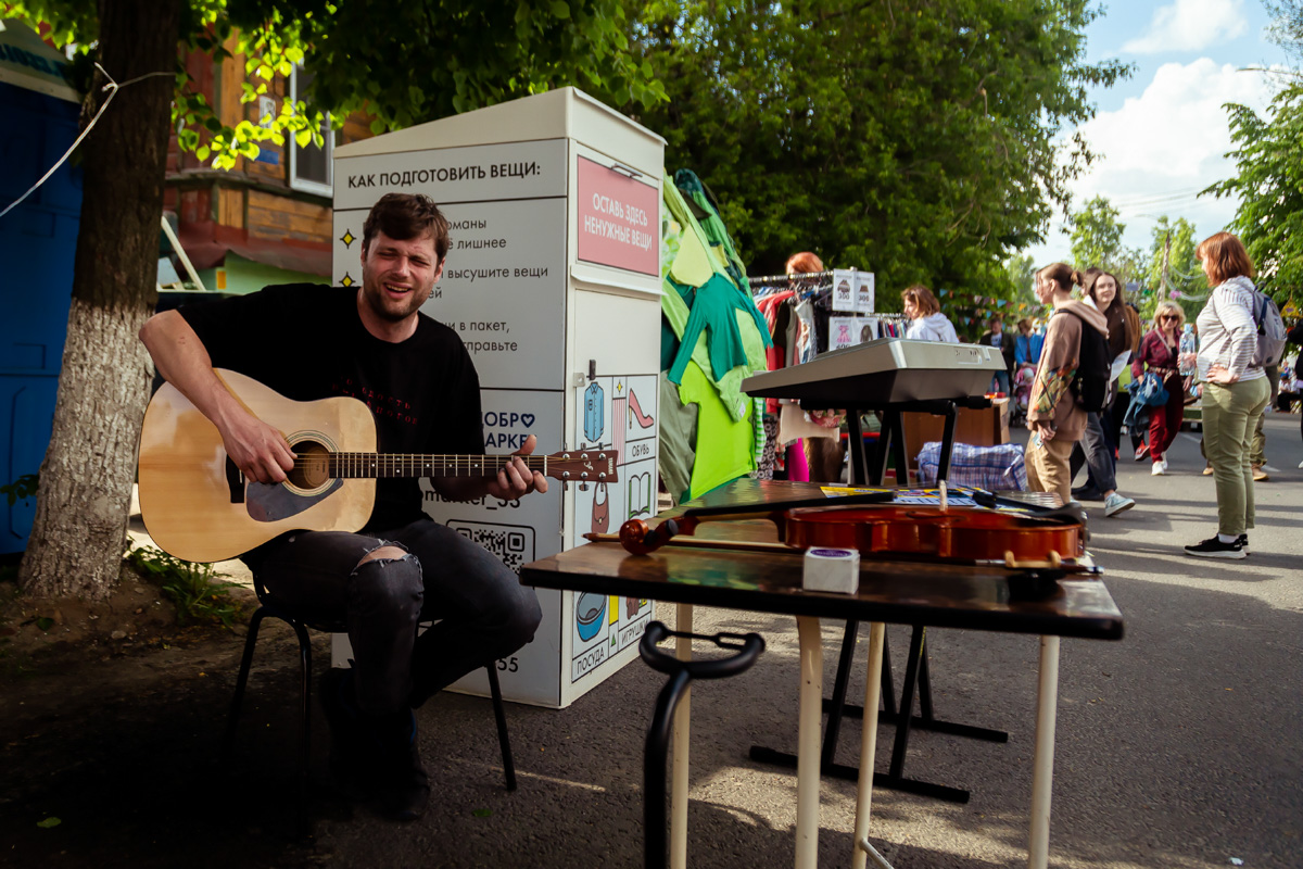 В минувшее воскресенье в центре Владимира прошел «Ресторанный день», причем в новом формате гастроарта. Еда как искусство и съедобные арт-объекты – результат коллаборации художников и кулинаров. Рассказываем, чем на этот раз горожан удивляло ставшее уже традиционным мероприятие.