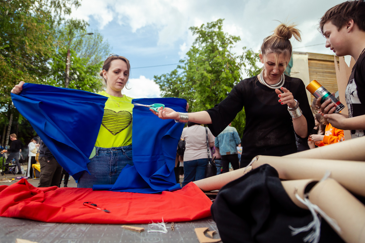 В минувшее воскресенье в центре Владимира прошел «Ресторанный день», причем в новом формате гастроарта. Еда как искусство и съедобные арт-объекты – результат коллаборации художников и кулинаров. Рассказываем, чем на этот раз горожан удивляло ставшее уже традиционным мероприятие.
