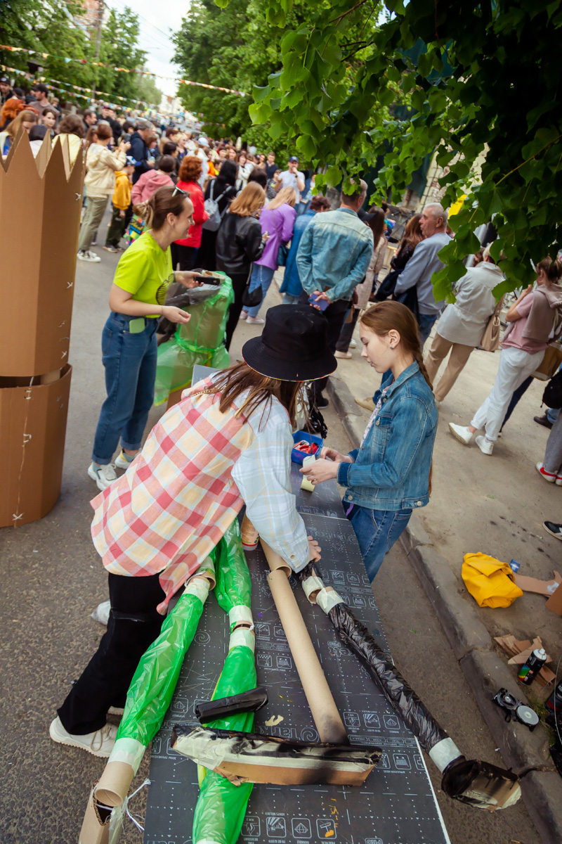 В минувшее воскресенье в центре Владимира прошел «Ресторанный день», причем в новом формате гастроарта. Еда как искусство и съедобные арт-объекты – результат коллаборации художников и кулинаров. Рассказываем, чем на этот раз горожан удивляло ставшее уже традиционным мероприятие.