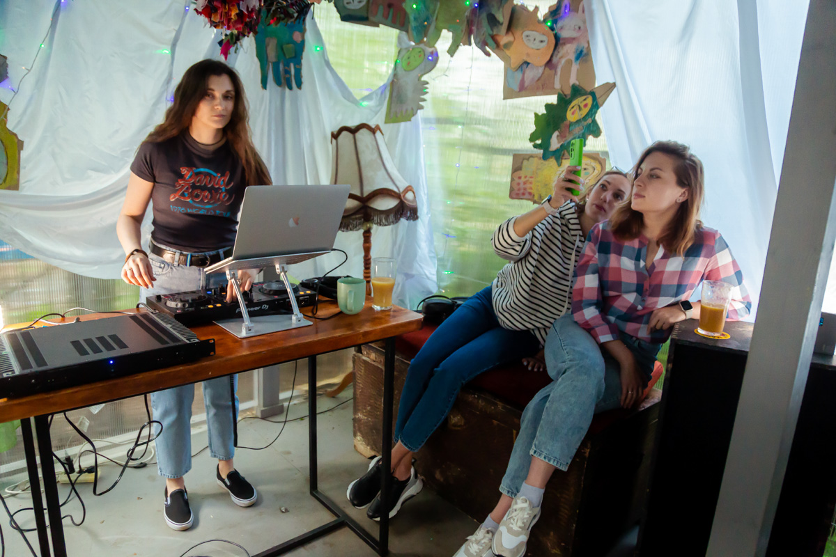 В минувшее воскресенье в центре Владимира прошел «Ресторанный день», причем в новом формате гастроарта. Еда как искусство и съедобные арт-объекты – результат коллаборации художников и кулинаров. Рассказываем, чем на этот раз горожан удивляло ставшее уже традиционным мероприятие.