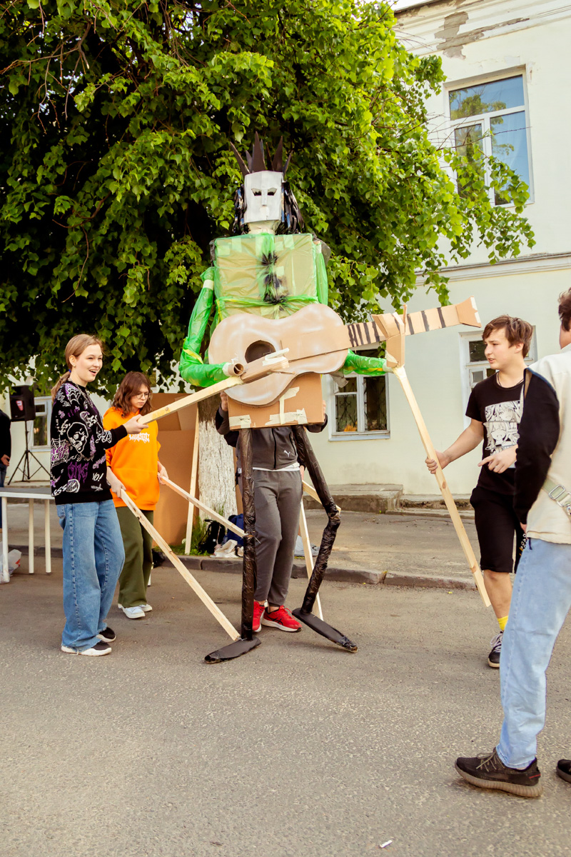 В минувшее воскресенье в центре Владимира прошел «Ресторанный день», причем в новом формате гастроарта. Еда как искусство и съедобные арт-объекты – результат коллаборации художников и кулинаров. Рассказываем, чем на этот раз горожан удивляло ставшее уже традиционным мероприятие.