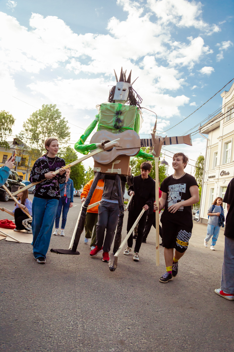 В минувшее воскресенье в центре Владимира прошел «Ресторанный день», причем в новом формате гастроарта. Еда как искусство и съедобные арт-объекты – результат коллаборации художников и кулинаров. Рассказываем, чем на этот раз горожан удивляло ставшее уже традиционным мероприятие.