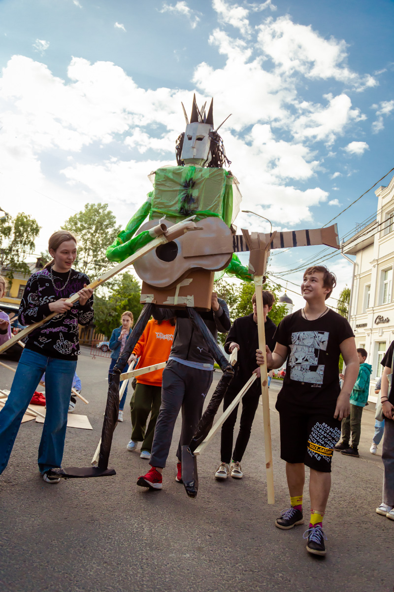 В минувшее воскресенье в центре Владимира прошел «Ресторанный день», причем в новом формате гастроарта. Еда как искусство и съедобные арт-объекты – результат коллаборации художников и кулинаров. Рассказываем, чем на этот раз горожан удивляло ставшее уже традиционным мероприятие.