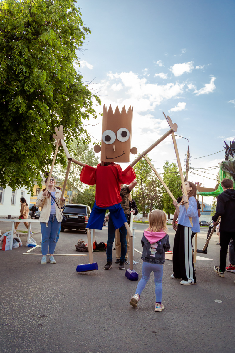 В минувшее воскресенье в центре Владимира прошел «Ресторанный день», причем в новом формате гастроарта. Еда как искусство и съедобные арт-объекты – результат коллаборации художников и кулинаров. Рассказываем, чем на этот раз горожан удивляло ставшее уже традиционным мероприятие.