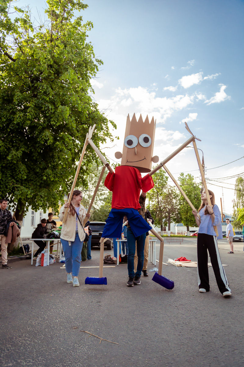 В минувшее воскресенье в центре Владимира прошел «Ресторанный день», причем в новом формате гастроарта. Еда как искусство и съедобные арт-объекты – результат коллаборации художников и кулинаров. Рассказываем, чем на этот раз горожан удивляло ставшее уже традиционным мероприятие.